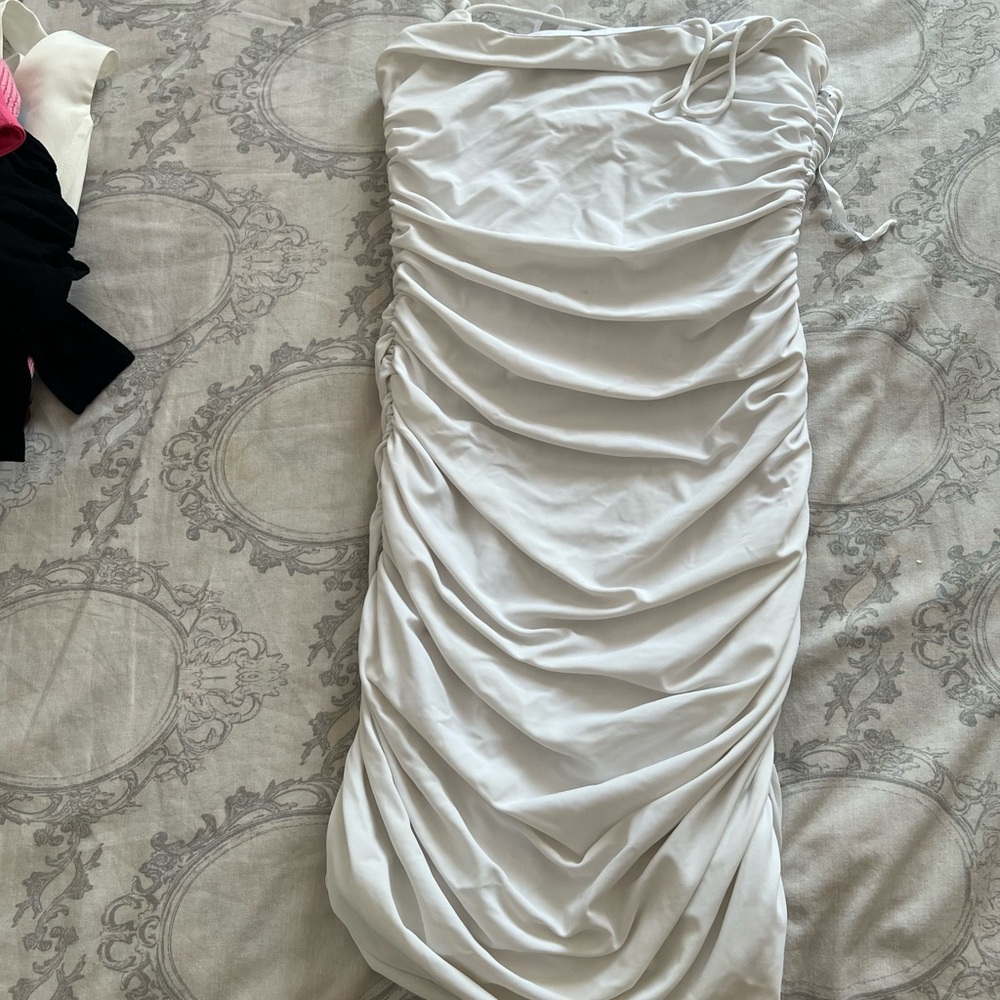 Superdown Lisa white ruched dress - Picture 2 of 4